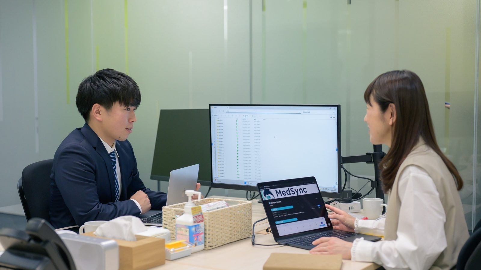 医療機関の担当者と打ち合わせをするMedSyncのメンバー